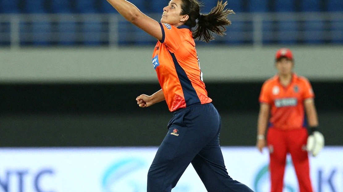 अबू धाबी में ज़िम्बाब्वे ने टॉस जीतकर बल्लेबाज़ी चुनी, लिटन और मिराज के बिना बांग्लादेश की फील्डिंग—कप्तानी और संतुलन की दोहरी परीक्षा